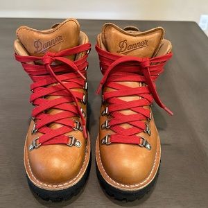 Danner Boots Women Size 7 brand new
